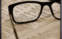 Brille die auf Zeitung liegt