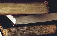 Stapel alter bunter Bücher